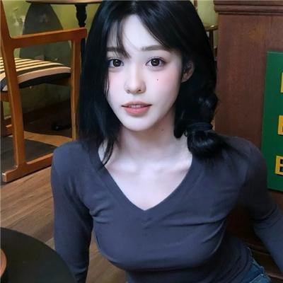 当她换上泳衣